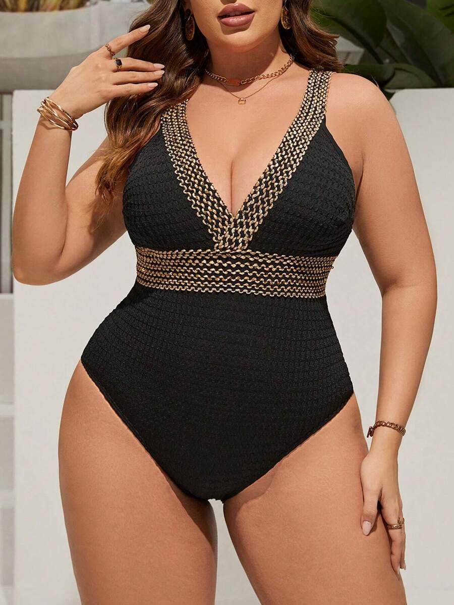 Maiô Plus Size Preto com Detalhe Dourado