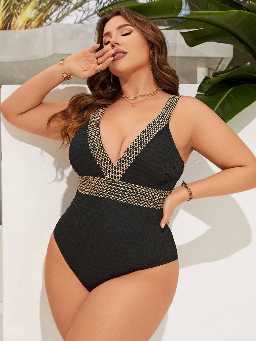 Maiô Plus Size Preto com Detalhe Dourado